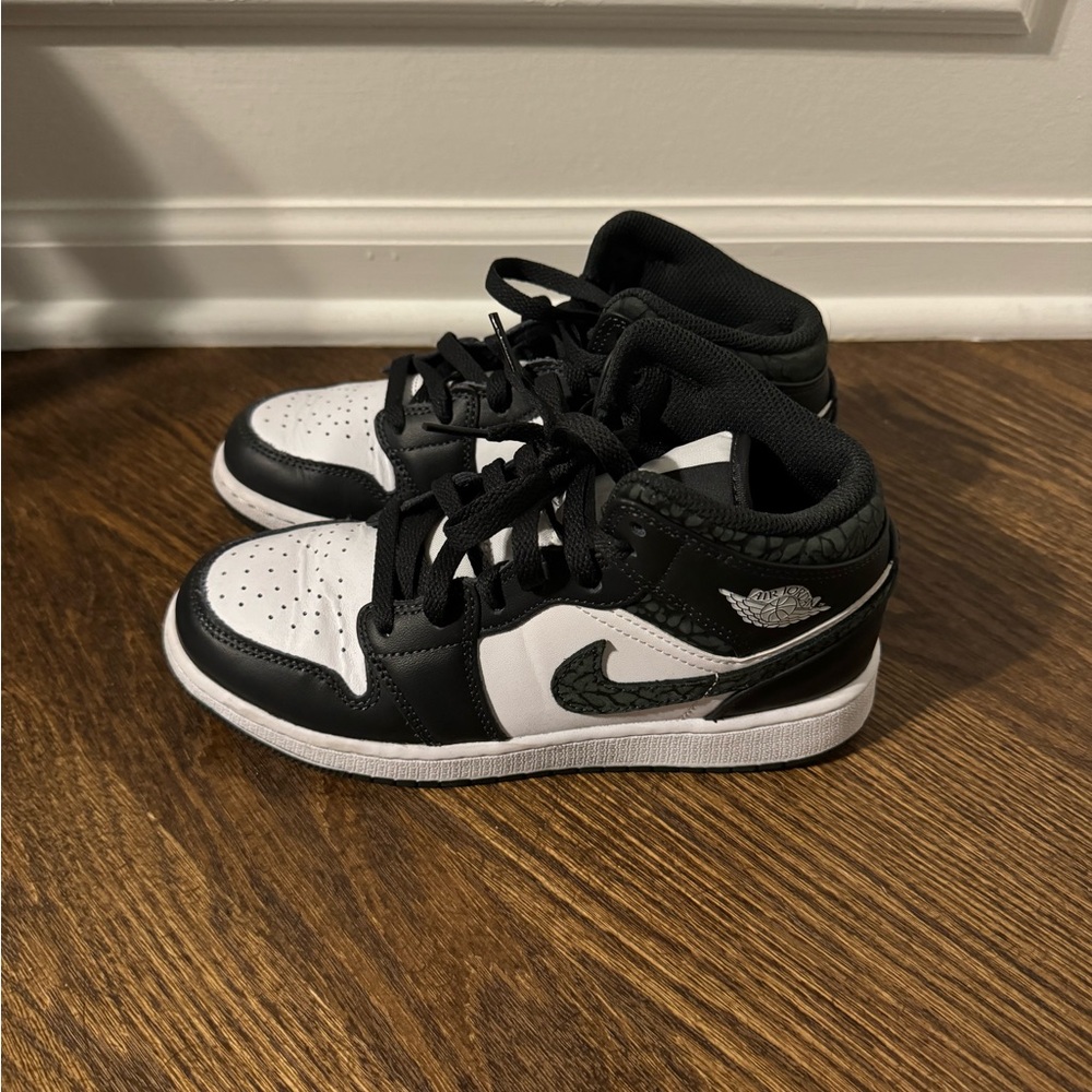 kids jordan 1 SE, black and white, size 4.5Y